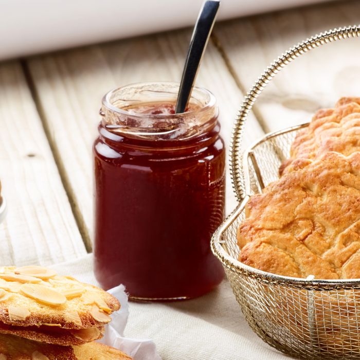 Rote Marmelade dekorativ präsentiert, Bretagne Allerlei, bretonische Feinkost, französische Spezialität